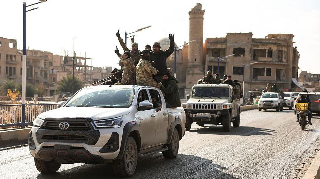 مركبات عليها عسكريون سوريون نهاراً. - AFP via Getty Images