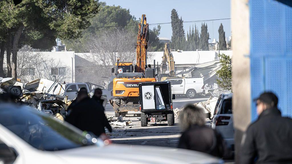 بدأت إسرائيل بهدم مباني وكالة الأمم المتحدة لإغاثة وتشغيل اللاجئين الفلسطينيين في الشرق الأدنى (الأونروا) في القدس الشرقية في 20 يناير/كانون الثاني 2026، بعد حظر أنشطة الوكالة في يناير/كانون الثاني 2026. - Anadolu via Getty Images