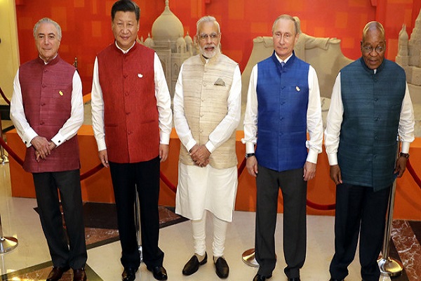 ارتدى زعماء الدول المشاركة ثياب هندية تقليدية قبيل انطلاق اعمال قمتهم