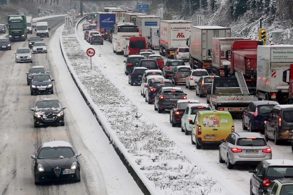 إلغاء مئات الرحلات الجوية في أوروبا بسبب الثلوج الكثيفة