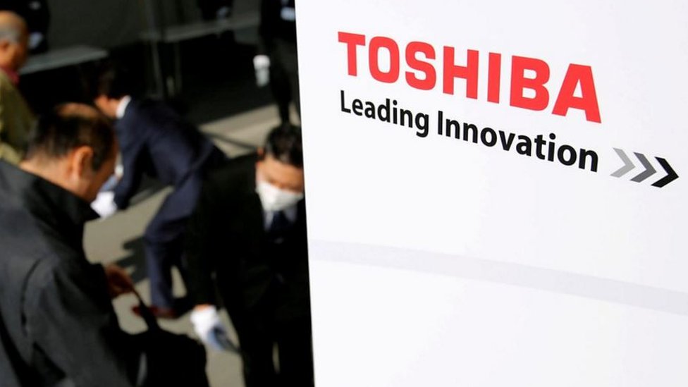 توشيبا تعاني سلسلة من المشاكل وهناك مخاوف من إمكانية شطبها من بورصة طوكيو للأوراق المالية