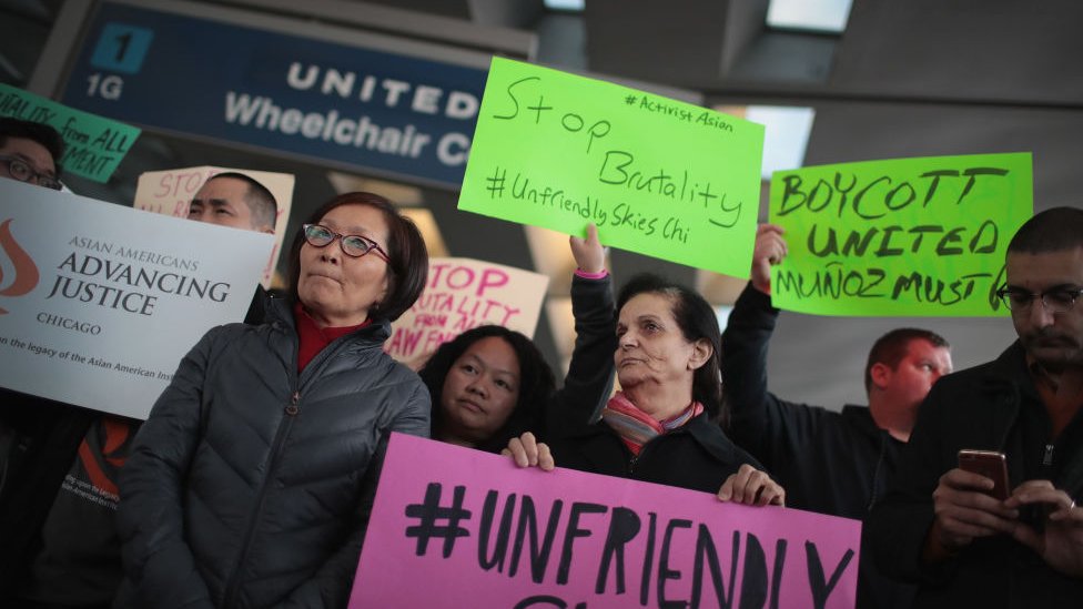 نظم عدد من الركاب وقفة احتجاجية أمام مقر يونايتد أيرلاينز في مطار أوهير الدولي، في ولاية شيكاغو، ضد استخدام العنف ضد أحد الركاب