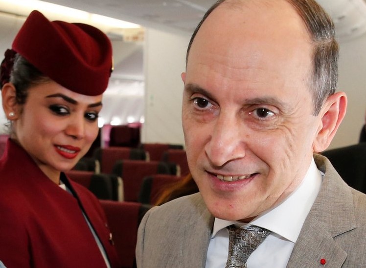 رئيس الخطوط الجوية القطرية يعتذر عن وصفه مضيفات أمريكيات بـ