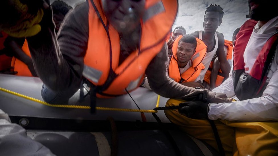تستخدم الزوارق المطاطية على نطاق واسع في ليبيا في عمليات تهريب المهاجرين غير الشرعيين عبر سواحل المتوسط