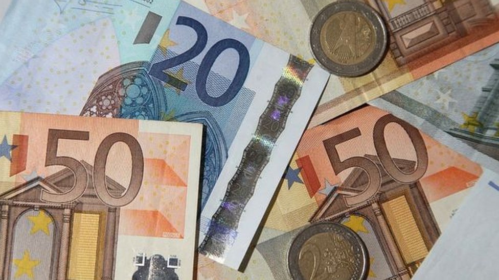اليورو يصل أعلى سعر للصرف مقابل الدولار منذ عام ونصف