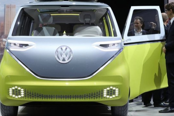 فولكسفاغن تخطط لطرح سيارات كهربائية لكل طرازاتها بحلول 2030