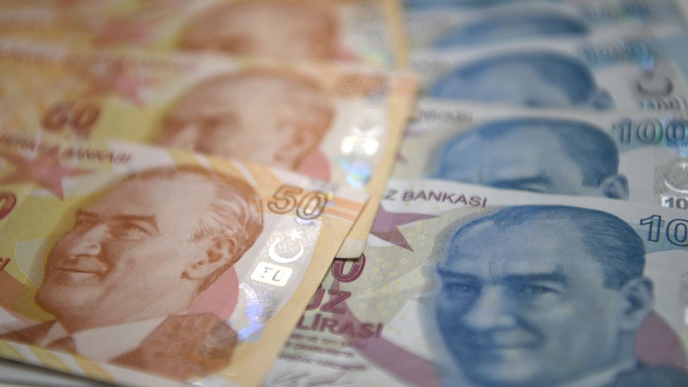 العملة التركية تهوي أمام الدولار