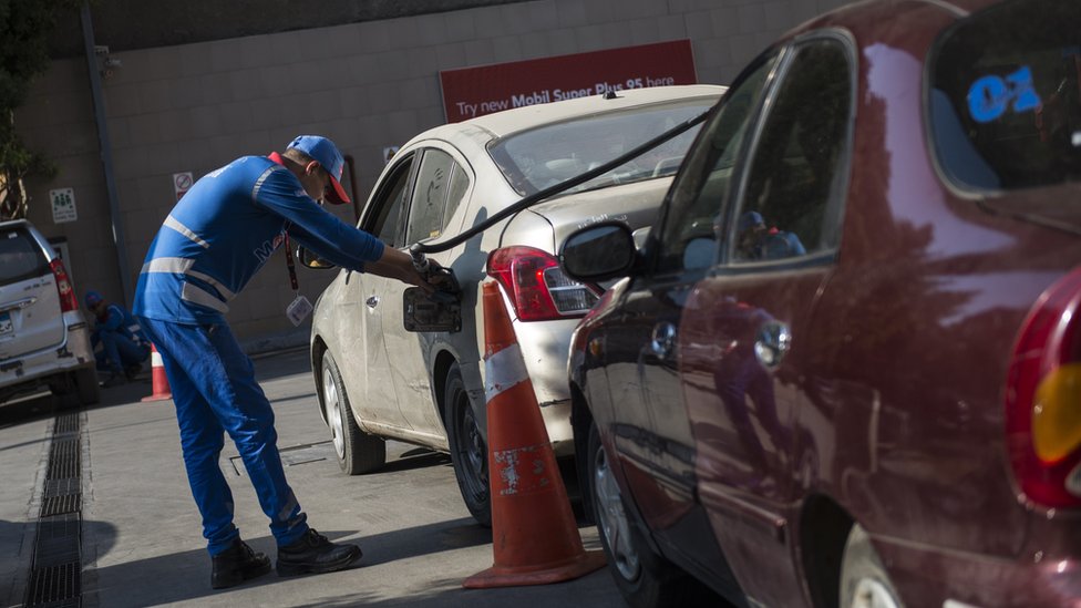 مصر تستبق تقليل دعم الوقود بعلاوات لموظفي الحكومة