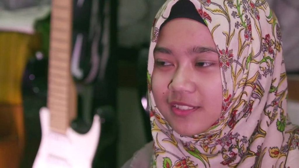 عازفة غيتار إندونيسية ترتدي الحجاب للفت الأنظار