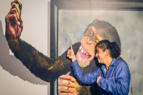 الشمبانزي الذي يلتقط صور مع الزائرين من بين الأكثر رواجا في المتحف