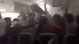 هل يجب غلق خزائن الأمتعة فوق مقاعد الطائرة مركزيا؟