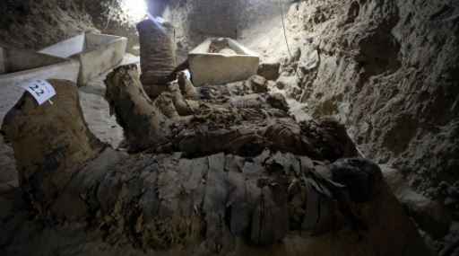 اكتشاف 17 مومياء في مقبرة فرعونية في محافظة المنيا جنوب القاهرة