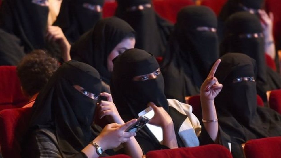 جانب من الحضور النسائي في مسابقة للأفلام القصيرة في السعودية في اكتوبر الماضي