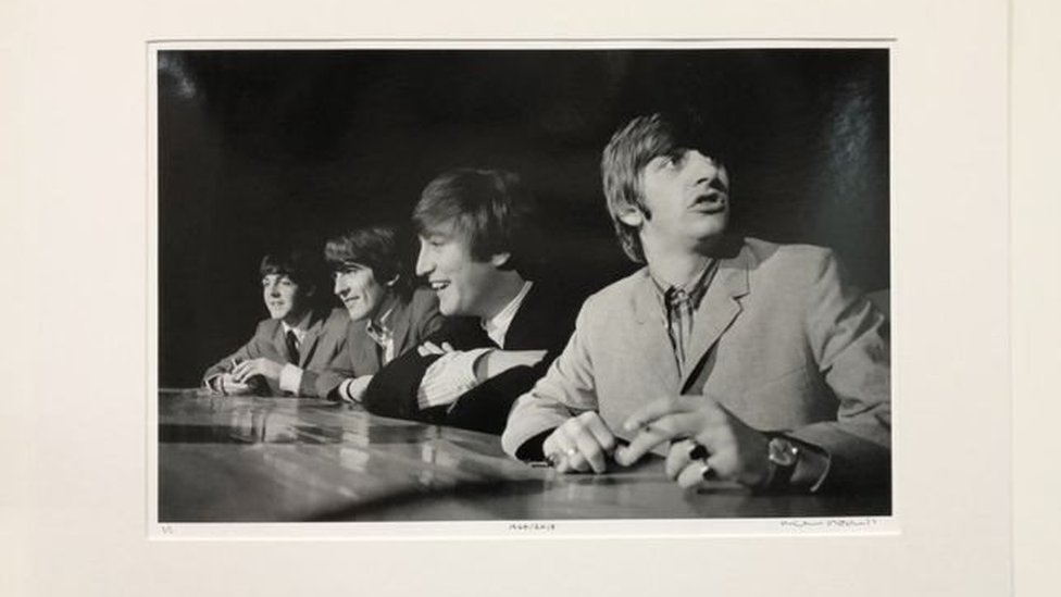 المصور الشاب مايك ميتشل التقط الصور لفرقة البيتلز في أول ظهور لهم بالولايات المتحدة الأمريكية