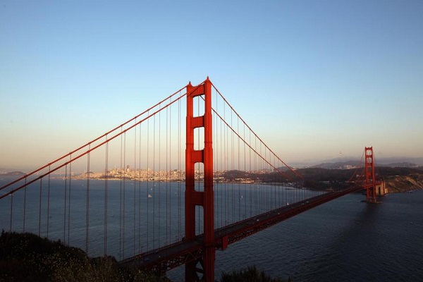الجسر الذهبي في سان فرانسيسكو يحارب 