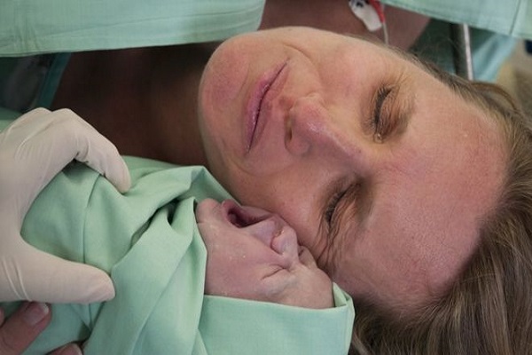 طفل من بين كل أربعة في المملكة المتحدة يولدون عن طريق العملية القيصرية