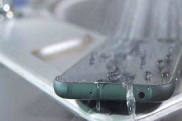 هاتف غالاكسي إس 7 أكتيف يفشل في اختبار مقاومة الماء