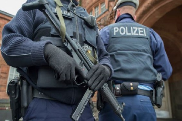 الشرطة الألمانية تشن حملة على مثيري الكراهية على الإنترنت