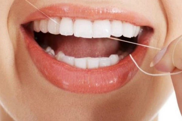 فوائد تنظيف الأسنان بالخيط 