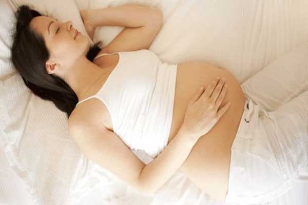 دراسة تنصح الحوامل بالنوم على جانبهن حتى لا يضعن جنينا ميتا