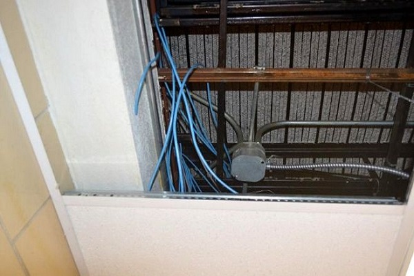 سجينان أمريكيان يخفيان جهازي كمبيوتر في سقف بعد صناعتهما سرا