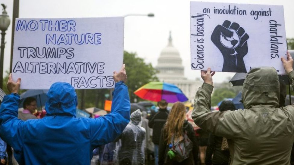 محتجون في واشنطن تظاهروا ضد دونالد ترامب، الذي قلص تمويل الأبحاث العلمية