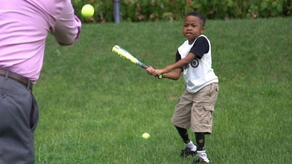 الطفل زيون هارفي يُظهر قدرة كبيرة على التعامل مع مضرب البيسبول