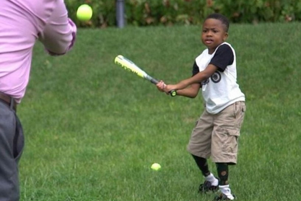 إنجاز مذهل: طفل أمريكي يلعب البيسبول بيدين مزرعوتين