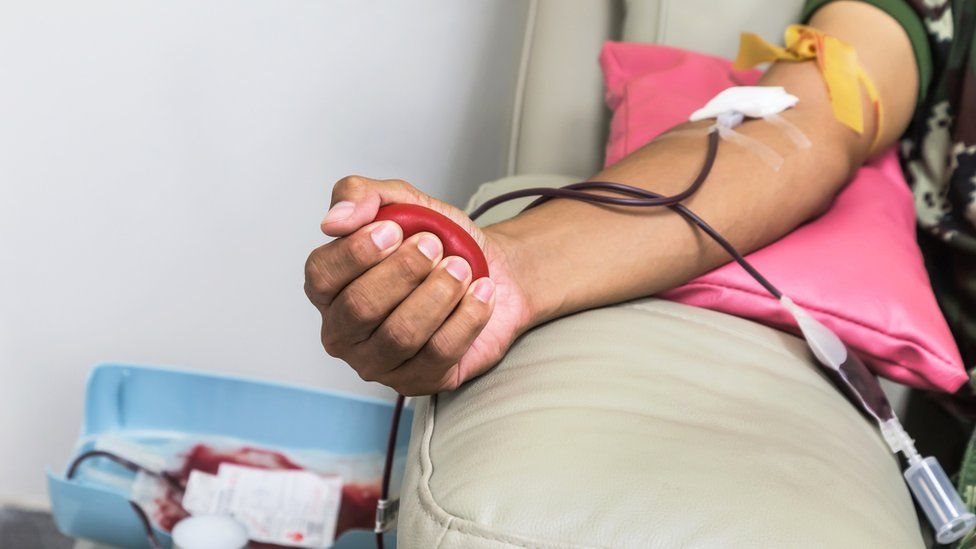 المزيد من الأشخاص بإمكانهم الآن التبرع بالدم بعد تخفيف هذه القيود