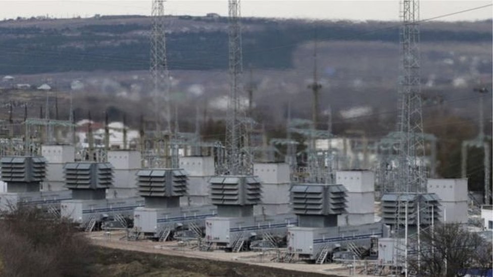 شن قراصنة الكترونيين هجوما، على مراحل، باستخدام برامج خبيثة زرعت في أنظمة الكومبيوتر الرئيسية بشركات توليد الطاقة في أوكرانيا