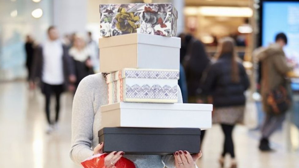 حمل المشتريات خلال التسوق يزيد قوة الأشخاص الذين تجاوزوا 65 عاما