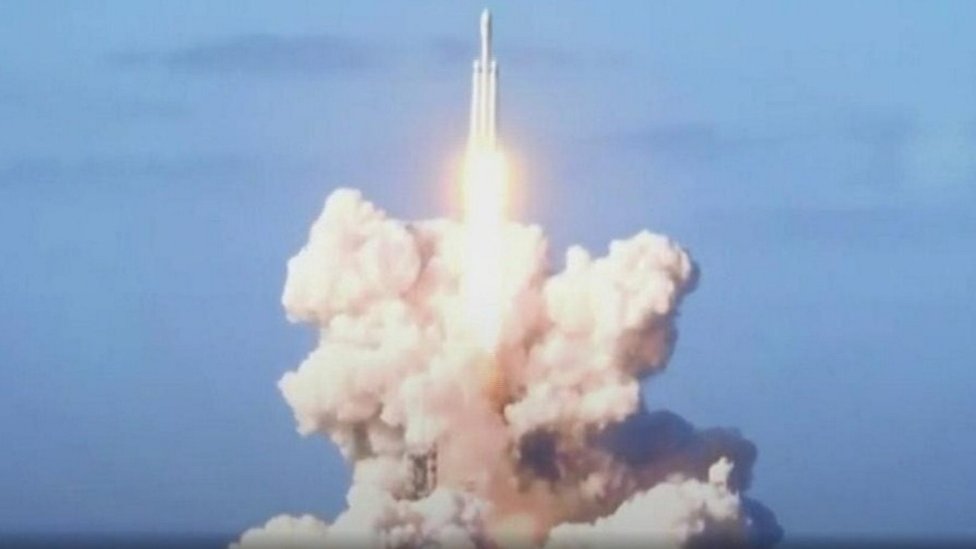 مليونير أمريكي يطلق بنجاح أكبر صاروخ إلى الفضاء