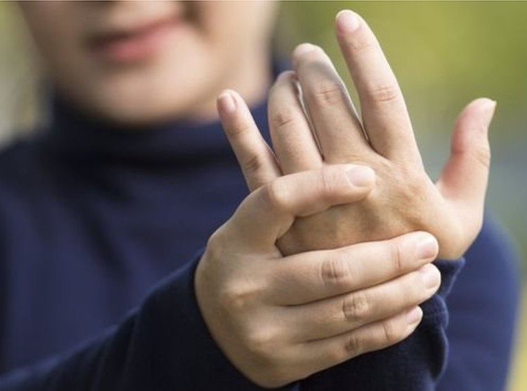 العلماء يفسرون صوت فرقعة الأصابع