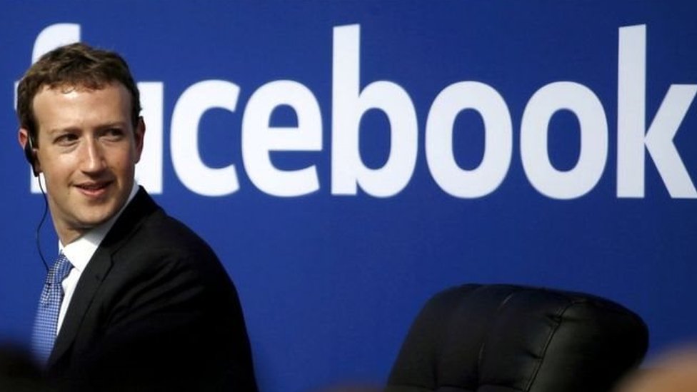 زوكربيرغ يقول إنه لم يتنحَ عن إدارة عملاق مواقع التواصل الاجتماعي