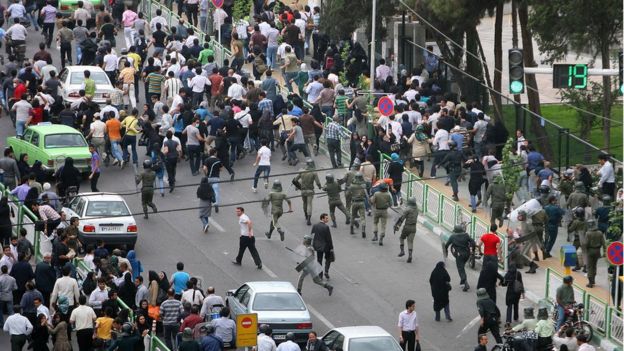 آلاف الإيرانيين يتحدون السلطات ويشاركون في إحياء 