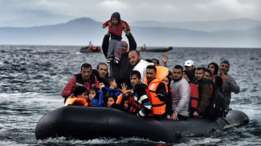 تركيا تهدد بالسماح للاجئين بالعبور إلى أوروبا