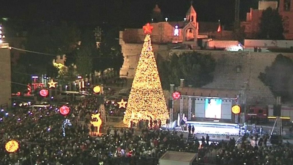 الفلسطينيون يضيئون شجرة الميلاد في مدينة بيت لحم