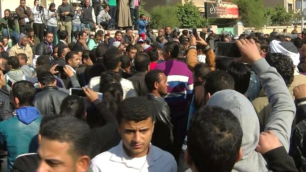 مصر: أهالي ضحايا تفجير الكنيسة البطرسية يحتشدون أمامها