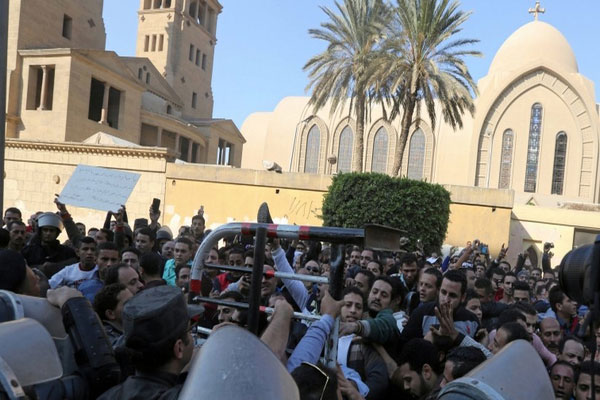 السيسي يشارك في جنازة عسكرية لقتلى تفجير الكنيسة البطرسية بالقاهرة