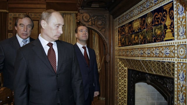 الغارديان: وثائق عن صفقات سرية بملياري دولار تشير إلى بوتين