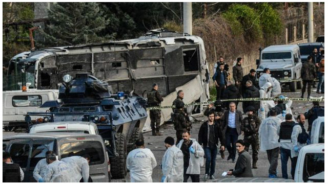 مقتل 6 عناصر أمنية في انفجار قنبلة جنوب شرق تركيا 