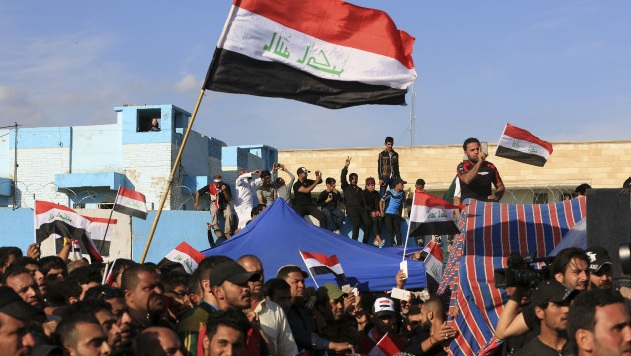 الأزمة في العراق: أنصار التيار الصدري يبدأون نصب خيام الاعتصام في ساحة التحرير بوسط بغداد