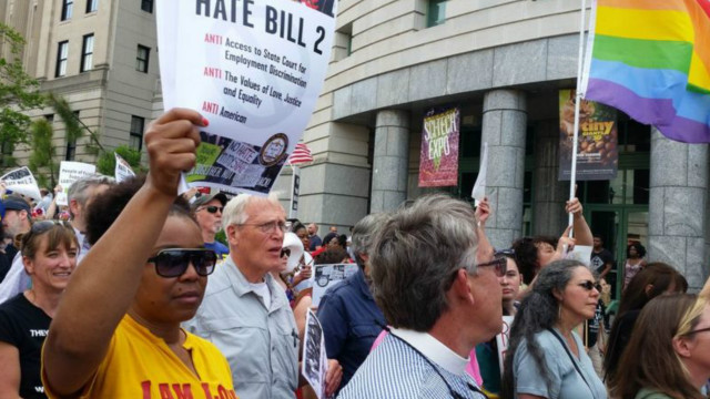مظاهرات لمؤيدي ومعارضي قانون المثليين في نورث كارولينا