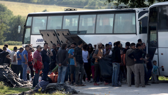 اليونان تجلي آلاف المهاجرين عن معسكر إيدوميني