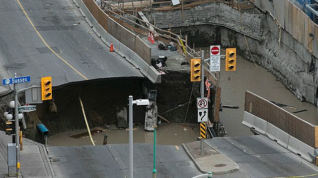 حفرة تبتلع سيارة في العاصمة الكندية أوتاوا
