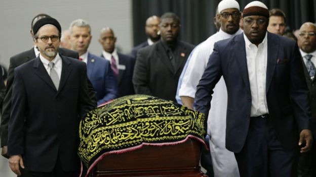 عشرات الآلاف يودعون أسطورة الملاكمة محمد علي إلى مثواه الأخير