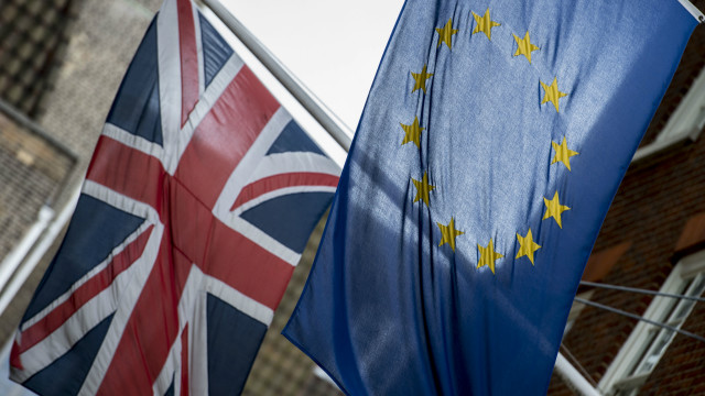 الاستفتاء على علاقة بريطانيا بالاتحاد الأوروبي يستحوذ على تغطية الصحف البريطانية