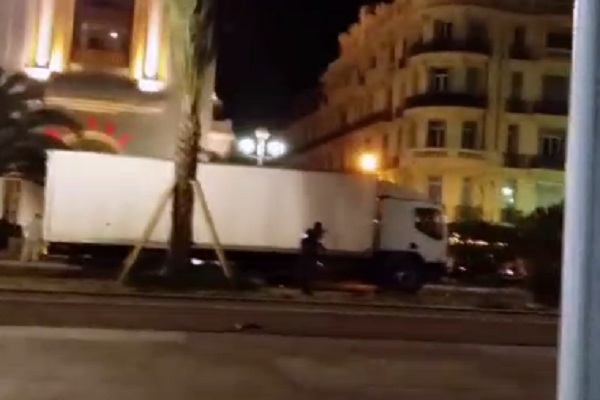 بالفيديو: لحظة اطلاق الشرطة النار على الشاحنة خلال هجوم نيس