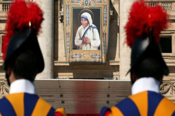 البابا فرانسيس يعلن الأم تيريزا قديسة في قداس بالفاتيكان