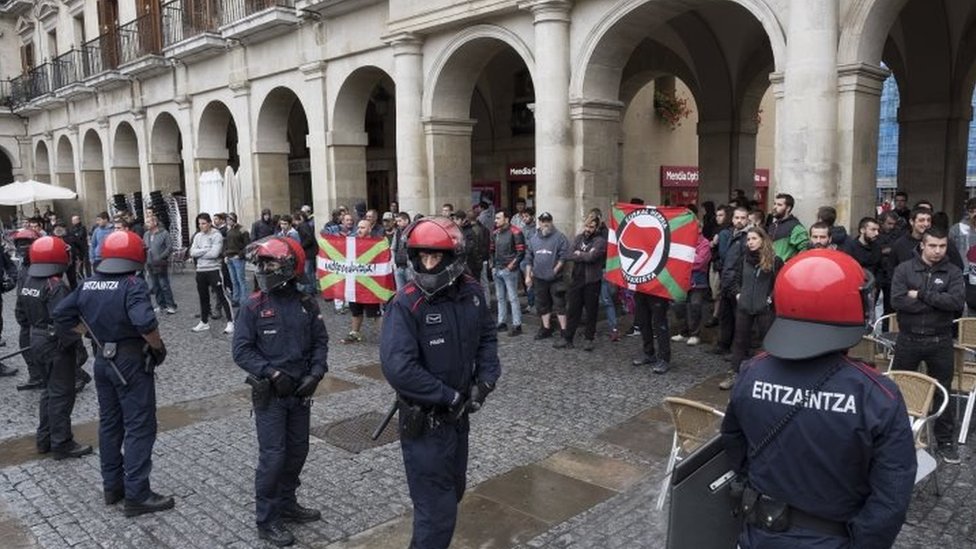 استفتاء إقليم كتالونيا: الشرطة الوطنية تغلق مكاتب الاقتراع لمنع استفتاء الأحد بشأن الانفصال عن إسبانيا